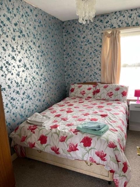 Room Only Guest Accommodation, Guest House Self Catering Bangor  Bagian luar foto