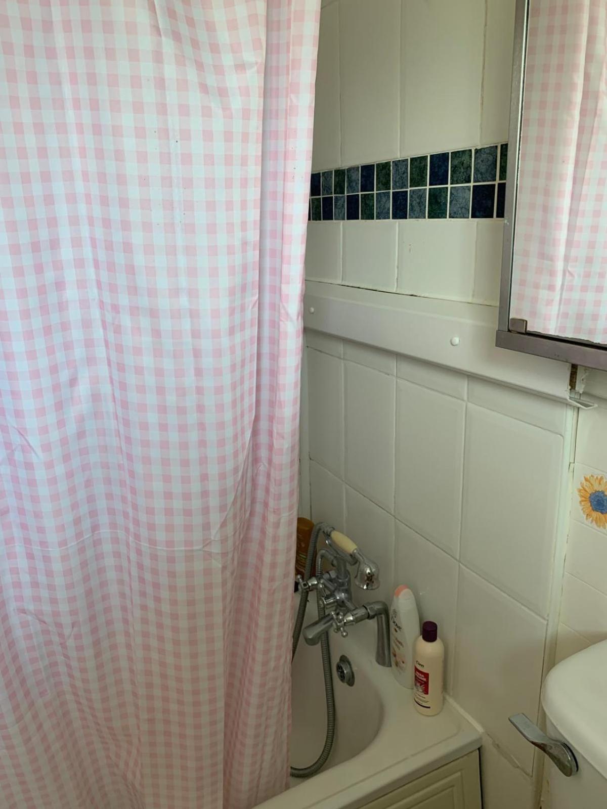 Room Only Guest Accommodation, Guest House Self Catering Bangor  Bagian luar foto