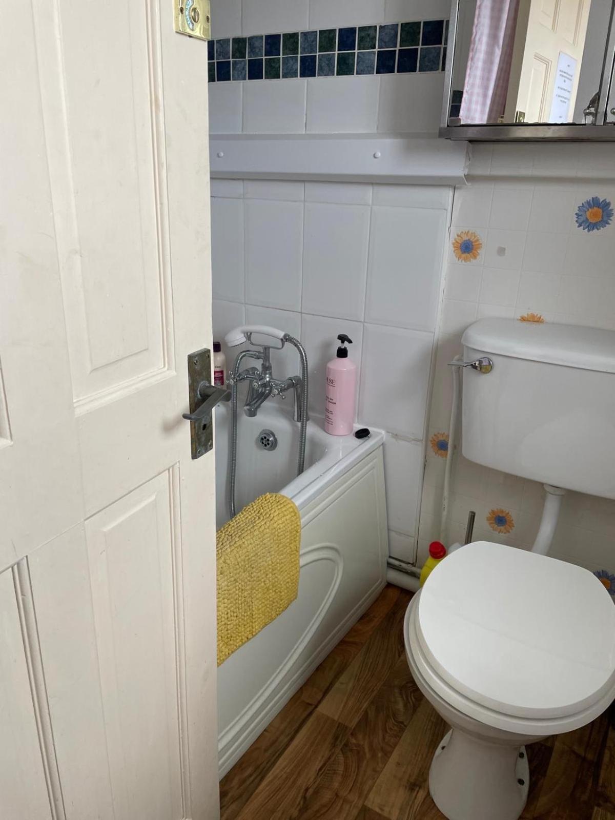 Room Only Guest Accommodation, Guest House Self Catering Bangor  Bagian luar foto