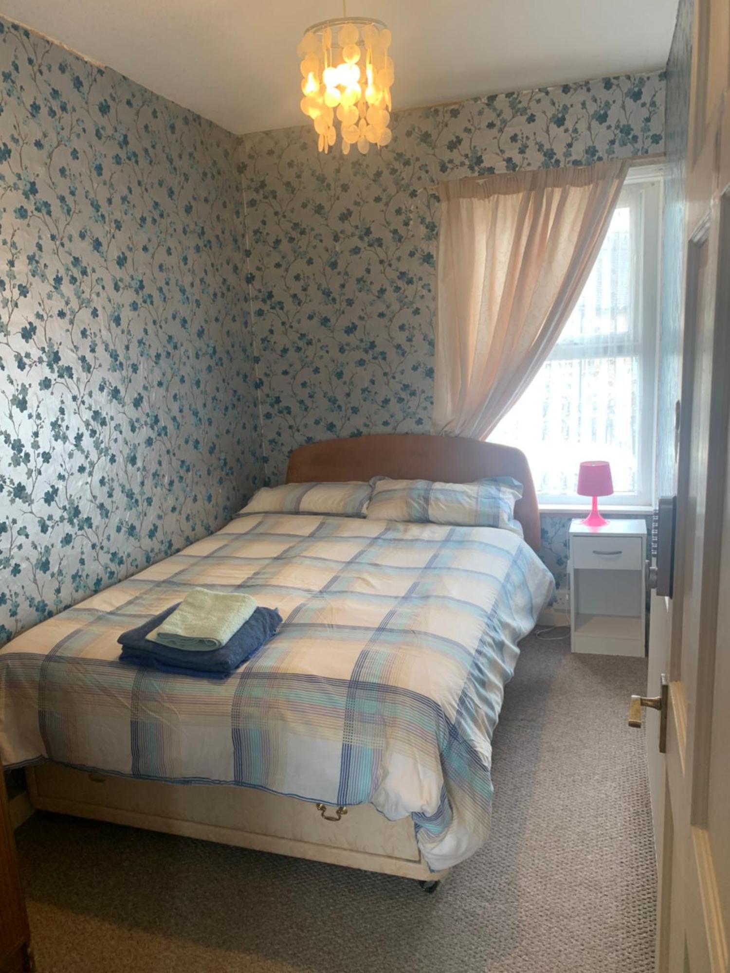 Room Only Guest Accommodation, Guest House Self Catering Bangor  Bagian luar foto