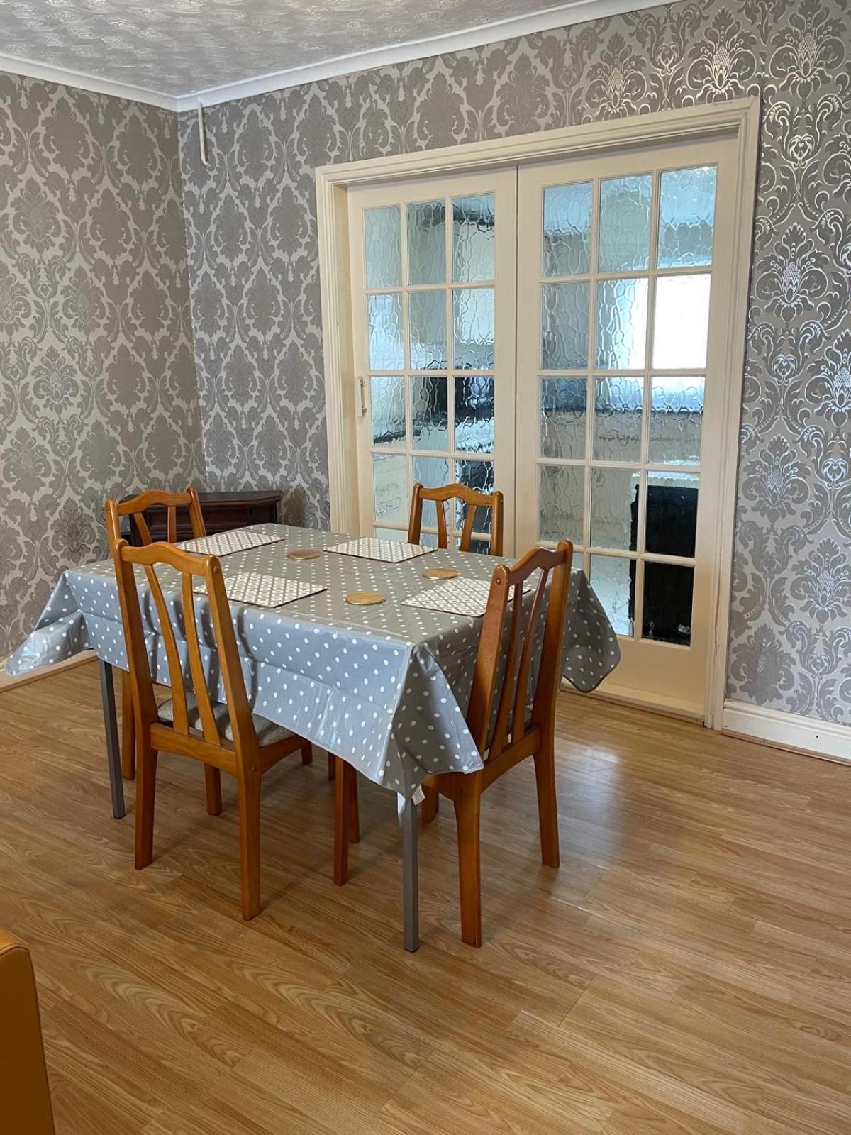 Room Only Guest Accommodation, Guest House Self Catering Bangor  Bagian luar foto