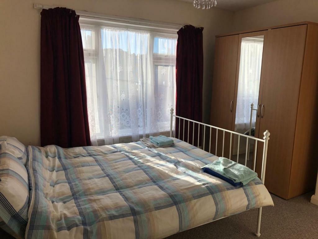 Room Only Guest Accommodation, Guest House Self Catering Bangor  Bagian luar foto